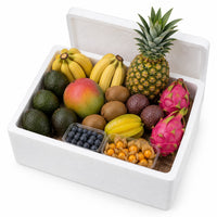 Tropikal Keşif Paketi: köpük koli içinde avokado, mango, muz, ananas, kivi, çarkıfelek, ejder meyvesi, yıldız meyvesi, yaban mersini ve altın çilek