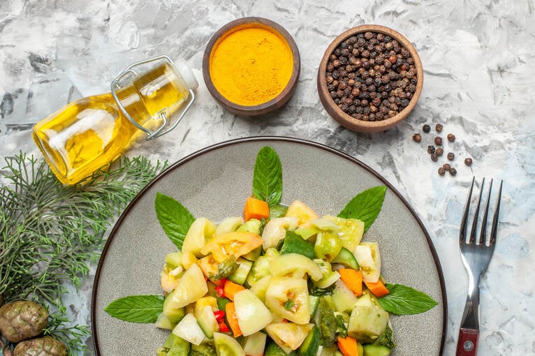 Karamelize Ananaslı Yeşil Salata Tarifi