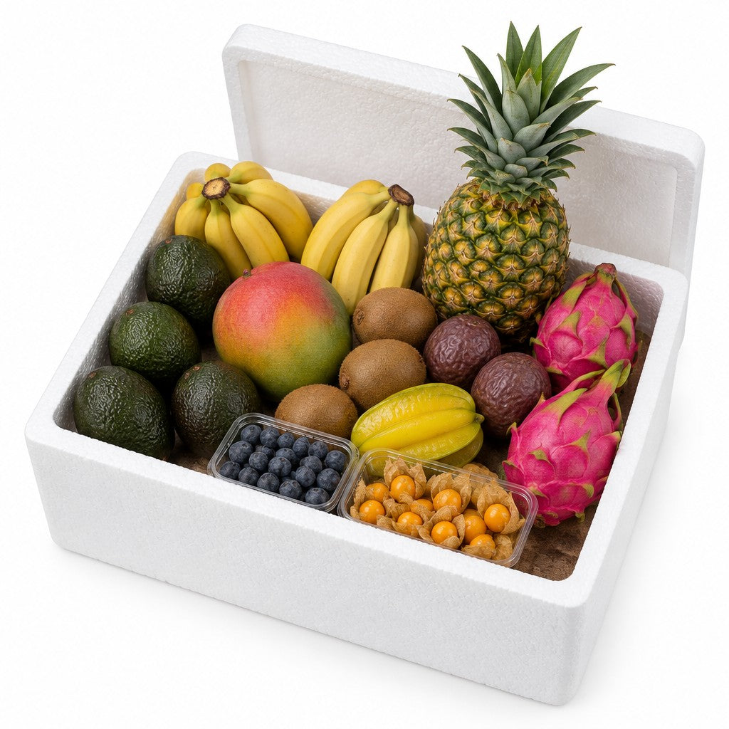 Tropikal Keşif Paketi: köpük koli içinde avokado, mango, muz, ananas, kivi, çarkıfelek, ejder meyvesi, yıldız meyvesi, yaban mersini ve altın çilek